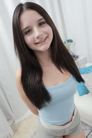 Carly Kiss vékony tini modell POV pózban, formás fenekét mutatva