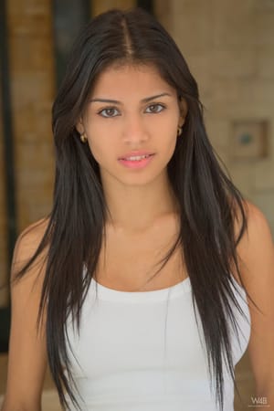 Denisse Gomez vénezuelai teen modell fehérneműben pózol szabadtéren