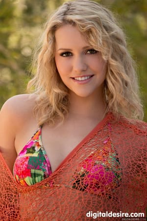 Mia Malkova szőke modell szexi pózban a teraszon