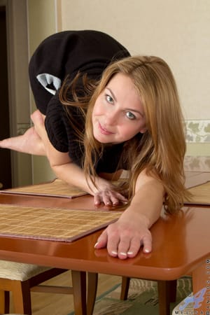 Natalia Grand vörös hajú amatőr modell érzéki upskirt pózban nyári ruhában