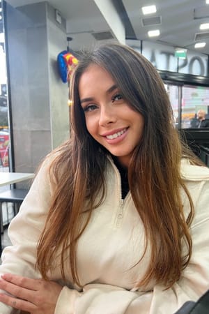 Sabrina Fontana szexi szelfije farmerben, amatőr glamour stílusban