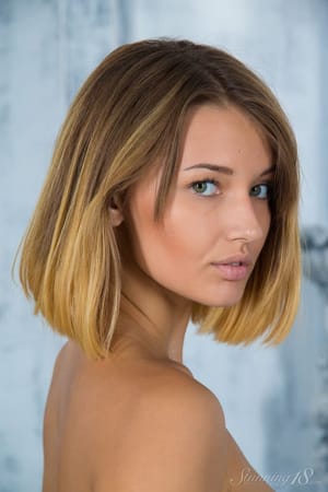 Veronica bájos arcú európai tini modell meztelen pózban