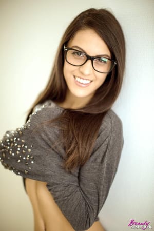 Carolina Abril szemüveges modell 69-ben szopja és meglovagolja az idős pasast