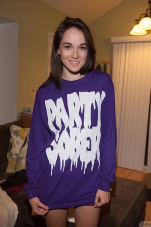Emily Grey barna hajú barátnő pizsamában pózol