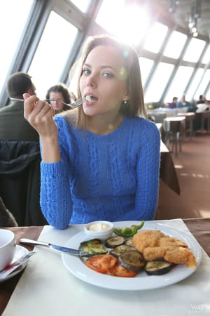 Katya Clover karcsú cseh modell csizmában a havas szabadban