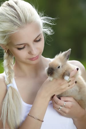 Leonie szőke modell a smaragdzöld fűben, szabadtéri glamúr fotó