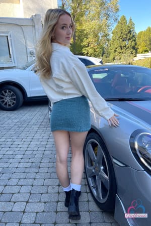 Maria Kazi vörös hajú szépség popsija csizmában és fehérneműben